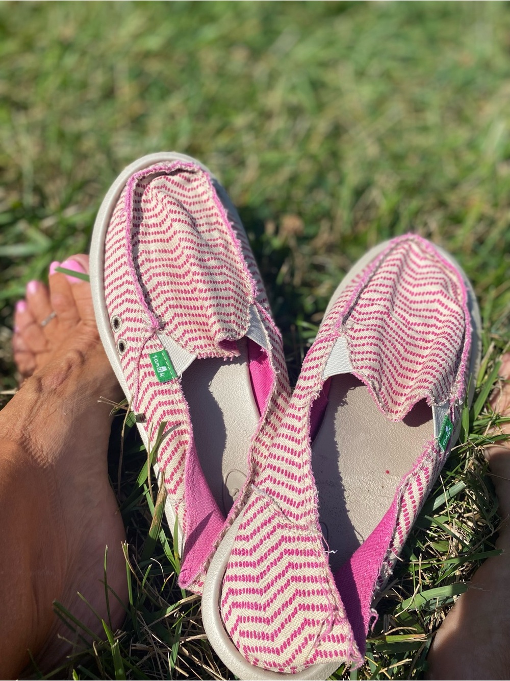 Pre-loved Women’s Pink Pinstriped Sanuk Slip On Hybrid Shoe. WELL WORN Size 9